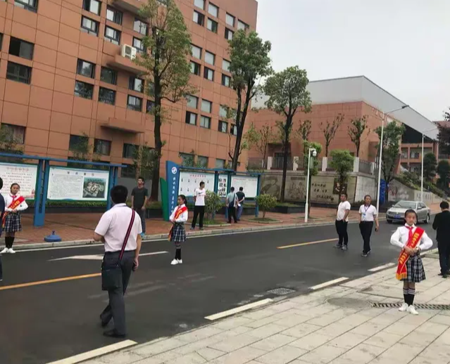 现在许多家长不用再舍近求远真金白银夯