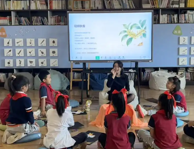 清晨的校园生机盎然在体育孩子们挥洒汗水一旁的AI系统同步工作